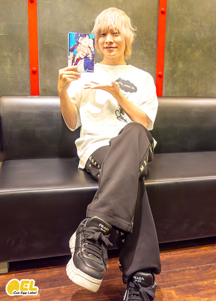 キャストインタビュー写真 岡本信彦さん